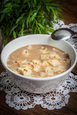 erişte ile mantar çorbası.