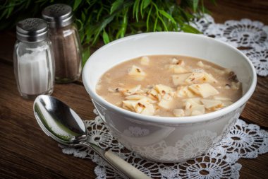 erişte ile mantar çorbası.