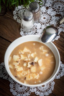 erişte ile mantar çorbası.