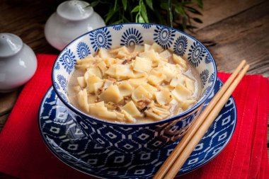 erişte ile mantar çorbası.