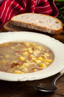 Bir plaka üzerinde ekşi çorbası.