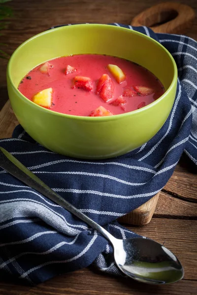 Vegetariánské červená polévka - boršč v zelené mísy. — Stock fotografie