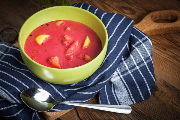 Vegetariánské červená polévka - boršč v zelené mísy. — Stock fotografie