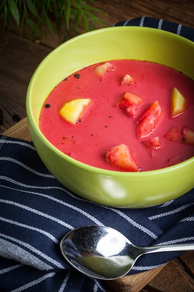 Vegetarische rode soep - borsch in groene kom. — Stockfoto
