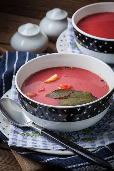 Vegetarisk röd soppa - borsch i grön skål. — Stockfoto