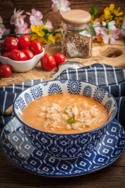 Pirinç taze domates çorbası.