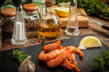 Karides yemek taş plaka üzerinde.