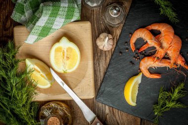 Karides yemek taş plaka üzerinde.