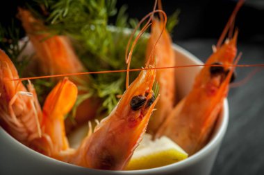 Taş plaka üzerinde kupada karides.