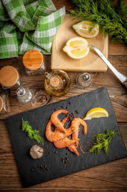 Karides yemek taş plaka üzerinde.