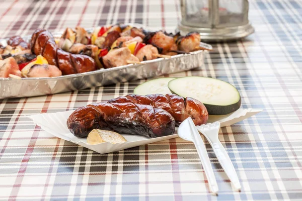 Enchidos e shashlik para grelhar . — Fotografia de Stock