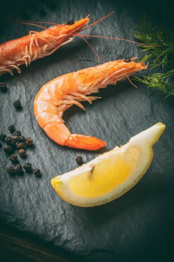 Karides yemek taş plaka üzerinde.