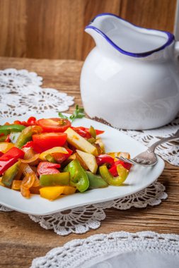 Ratatouille rustik bir tablo.