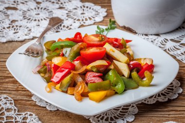 Ratatouille rustik bir tablo.