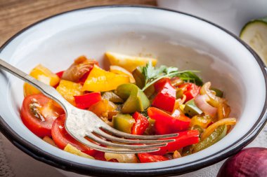 Ratatouille rustik bir tablo.