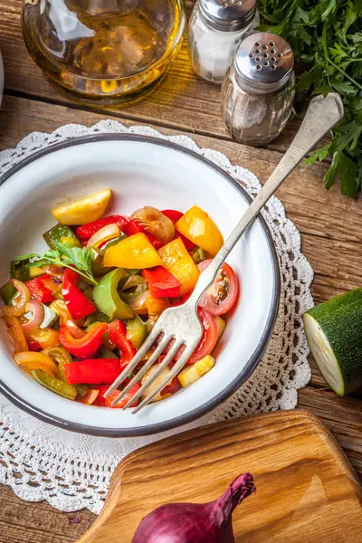 Ratatouille op een rustieke tafel. — Stockfoto