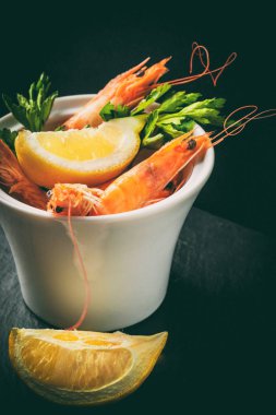 Karides yemek taş plaka üzerinde.