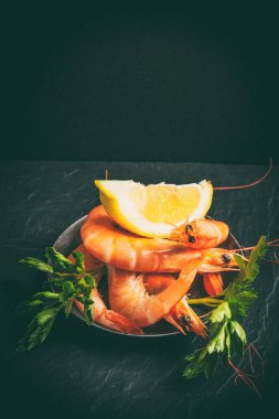 Karides yemek taş plaka üzerinde.