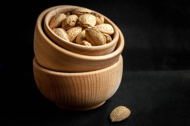 Tahta bir kasede badem.