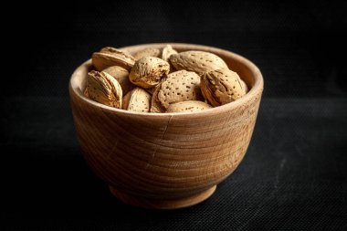 Tahta bir kasede badem.