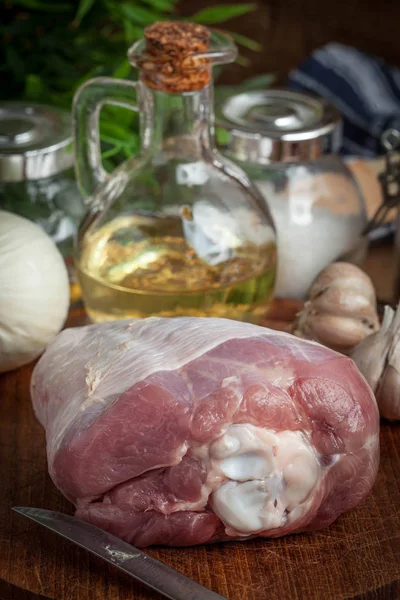 Kesme tahtası üzerinde çiğ hindi budu. — Stok fotoğraf