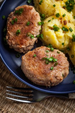 Hizmet ile haşlanmış patates köfte.