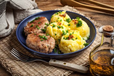 Hizmet ile haşlanmış patates köfte.