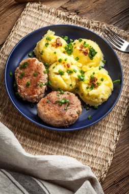 Hizmet ile haşlanmış patates köfte.