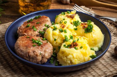 Hizmet ile haşlanmış patates köfte.