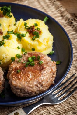 Hizmet ile haşlanmış patates köfte.
