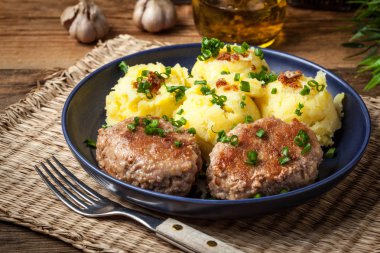Hizmet ile haşlanmış patates köfte.