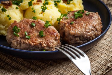 Hizmet ile haşlanmış patates köfte.