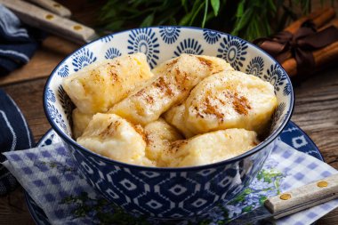 Tarçın ve şeker ile tembel köfte.