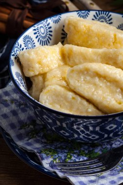 Tarçın ve şeker ile tembel köfte.