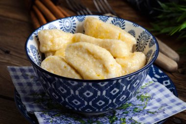 Tarçın ve şeker ile tembel köfte.