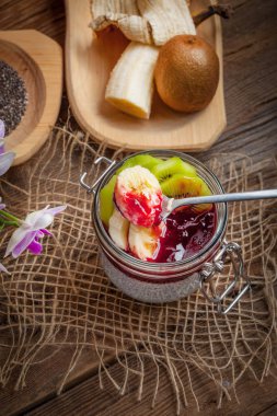 Chia tohum puding meyve ile.