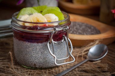 Chia tohum puding meyve ile.