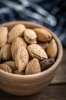 Kabuk-ahşap kase badem.