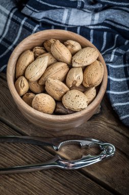 Kabuk-ahşap kase badem.