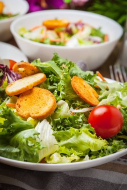 Croutons karışık salata.