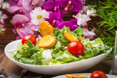 Croutons karışık salata.