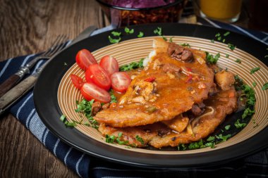 Bir tabakta et güveç ile patates pancakes.