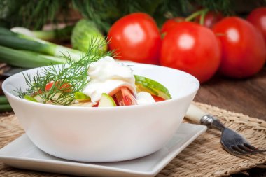 Beyaz kase taze salata.