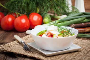 Beyaz kase taze salata.