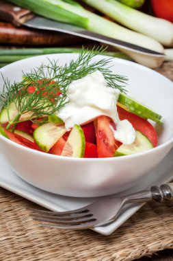 Beyaz kase taze salata.