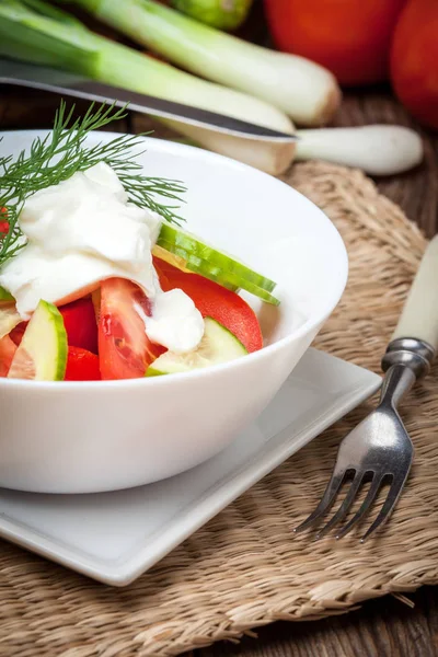 Frischer Salat in weißer Schüssel. — Stockfoto