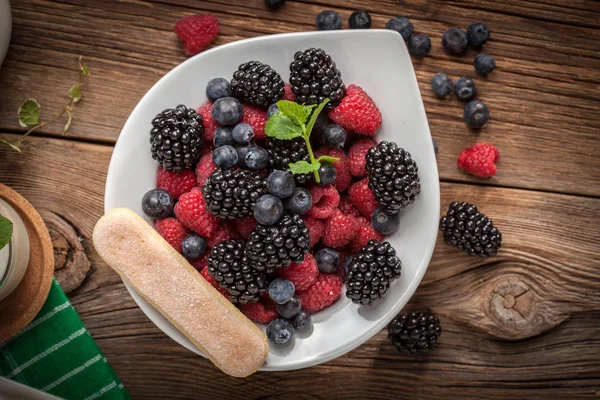 Mischung aus Beeren in einer Schüssel. — Stockfoto