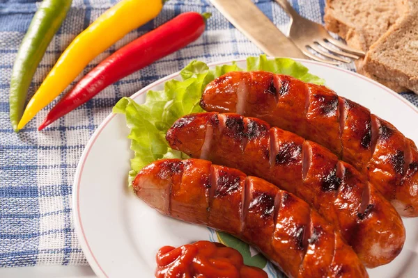 Salsiccia alla griglia su un piatto . — Foto Stock