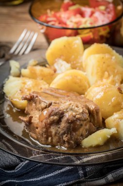 Demlenmiş Domuz eti et patates ile devam eder