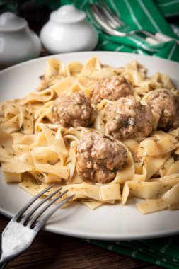 Tagliatelle makarna sığır eti köfte ile.